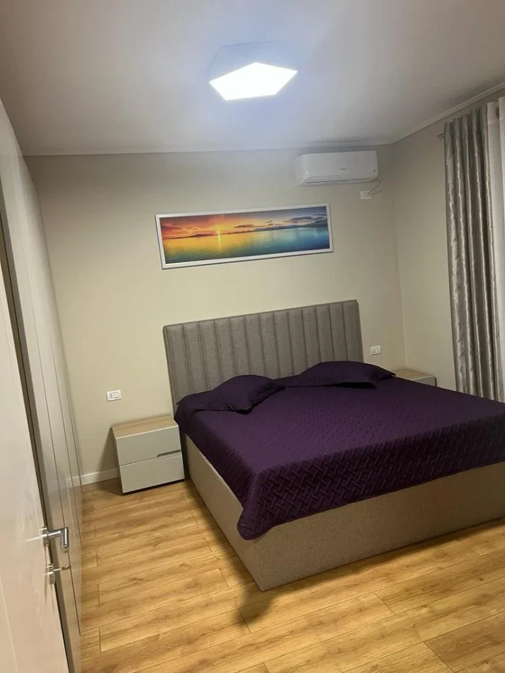 Tirane, jepet me qera apartament 2+1 Kati 1, 100 m² 700 € (Laprake)