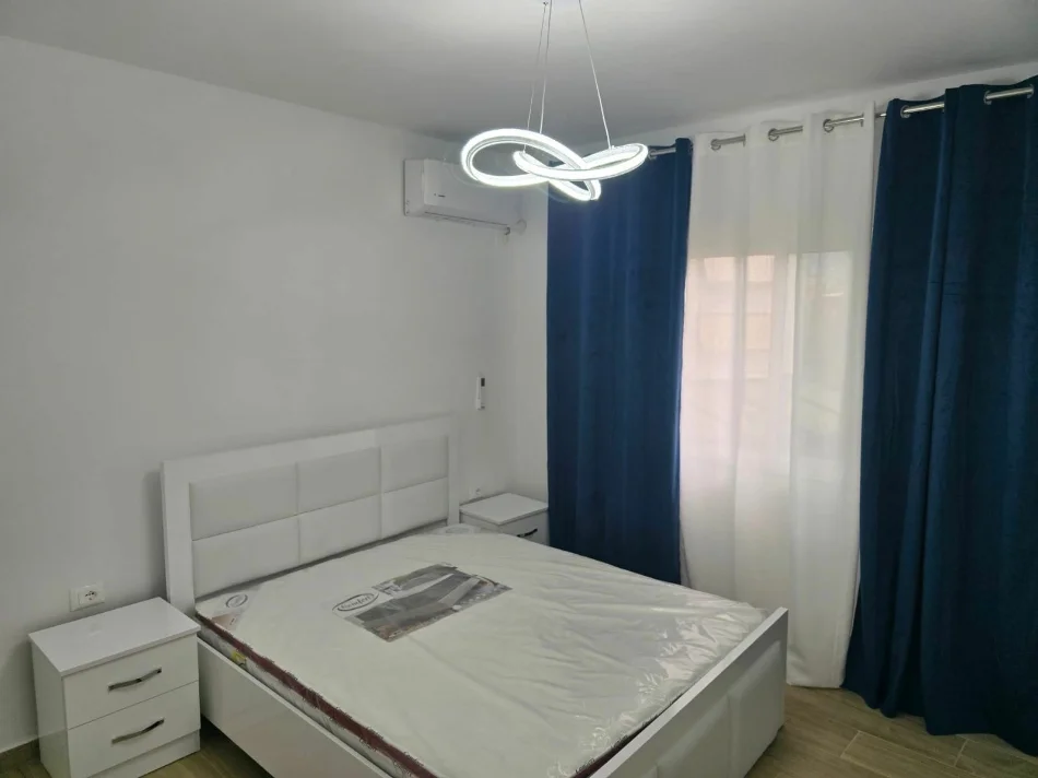 Tirane, jepet me qera apartament 1+1 Kati 2, 75 m² 500 € (Shkolla Qazim Turdiu ne Don Bosko)