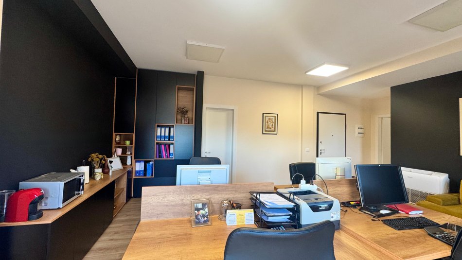 Tirane, jepet me qera zyre Kati 7, 160 m² 2.000 € (Rruga e Kavajes)