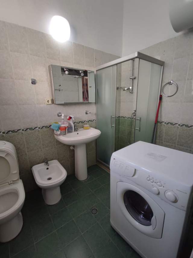 Tirane, jepet me qera Vile Kati 0, 272 m² 1.400 Euro (Qemal Stafa)