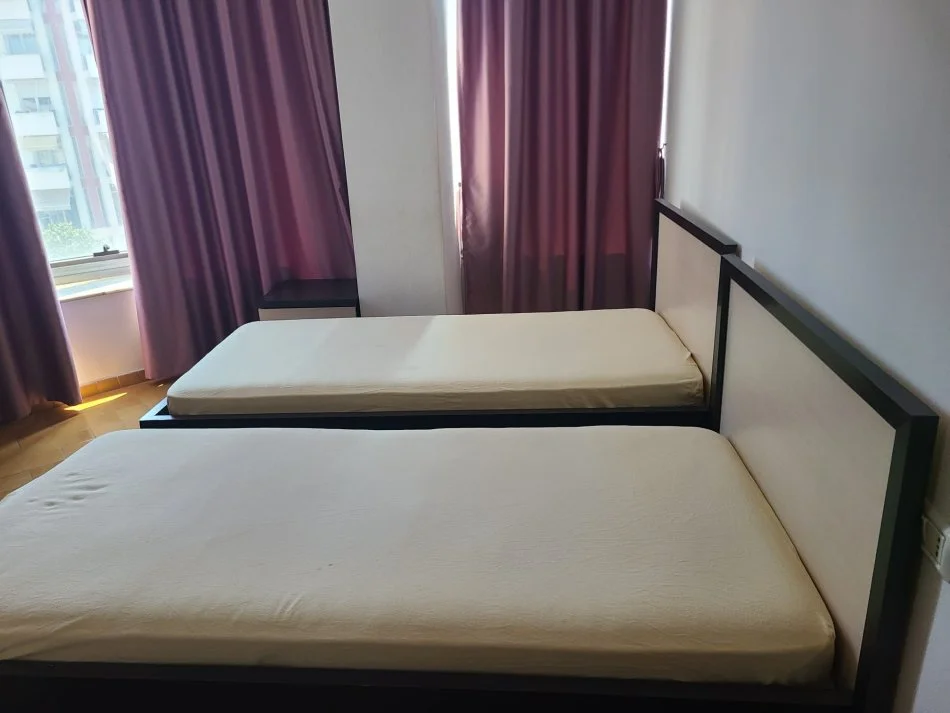 Tirane, jepet me qera apartament 2+1+Ballkon Kati 3, 100 m² 600 € (Tregu Elektrik)