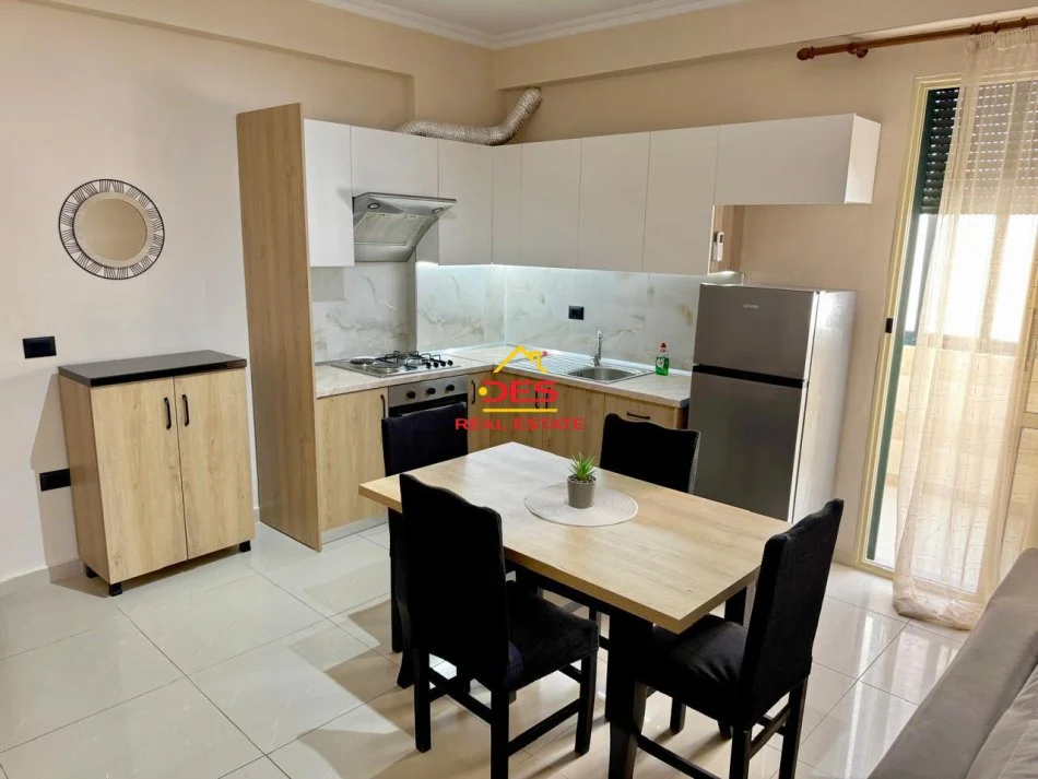 Vlore, jepet me qera apartament 2+1+Ballkon Kati 5, 90 m² 500 € (Rruga Gjergj Arianiti)