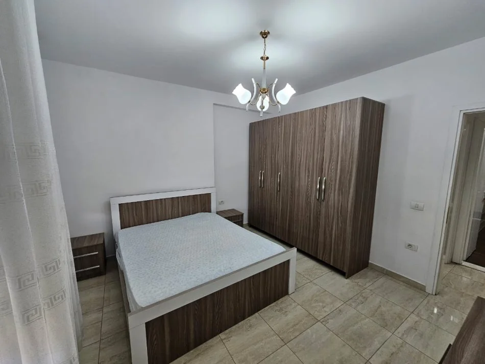 Tirane, jepet me qera apartament 2+1+Ballkon Kati 4, 92 m² 700 € (Kika 2)