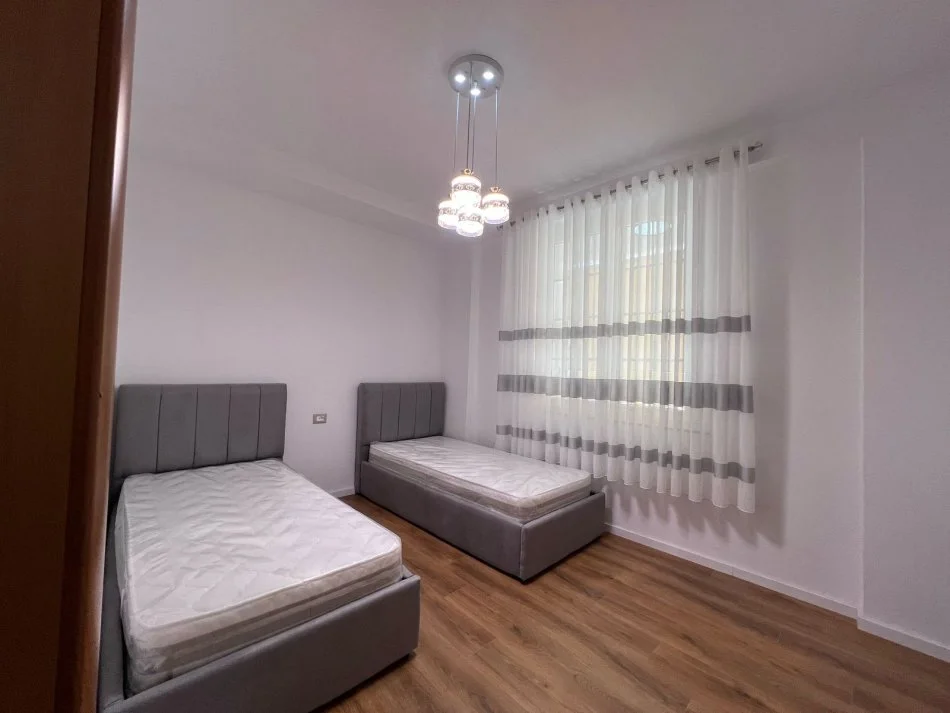Tirane, jepet me qera apartament 2+1+Ballkon Kati 4, 100 m² 700 € (Isuf Elezi)