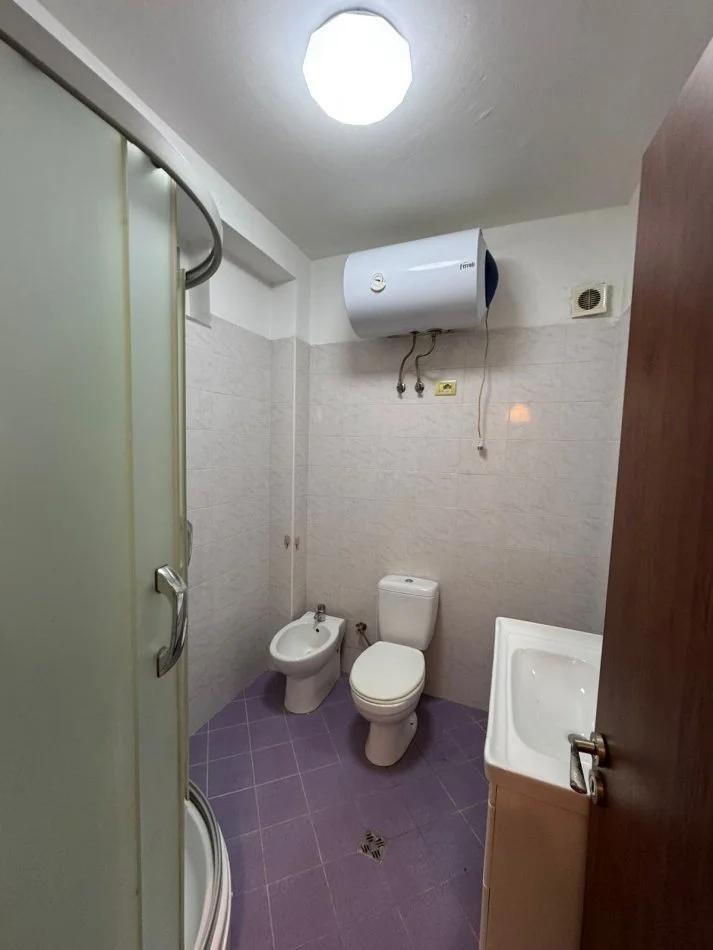 Tirane, jepet me qera apartament 2+1+Ballkon Kati 3, 85 m² 450 € (Rruga Bill Klinton Komuna Parisit)