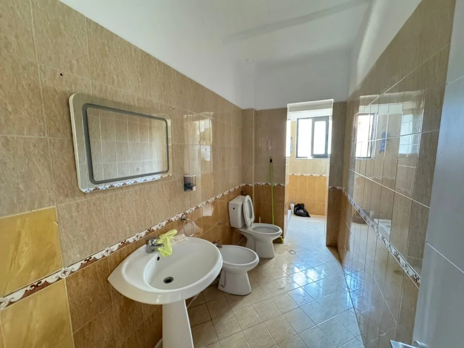 Tirane, jepet me qera apartament 3+1+Aneks+Ballkon Kati 3, 120 m² 800 € (Bllok)