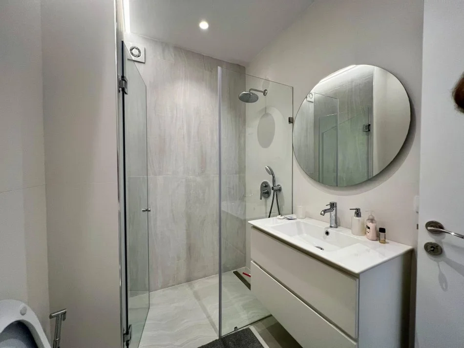 Tirane, jepet me qera apartament 2+1+Ballkon Kati 6, 95 m² 1.000 € (rruga e barrikadave)