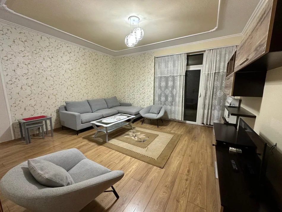 Tirane, jepet me qera apartament 2+1 Kati 5, 100 m² 800 € (Toptani Shoping Center)