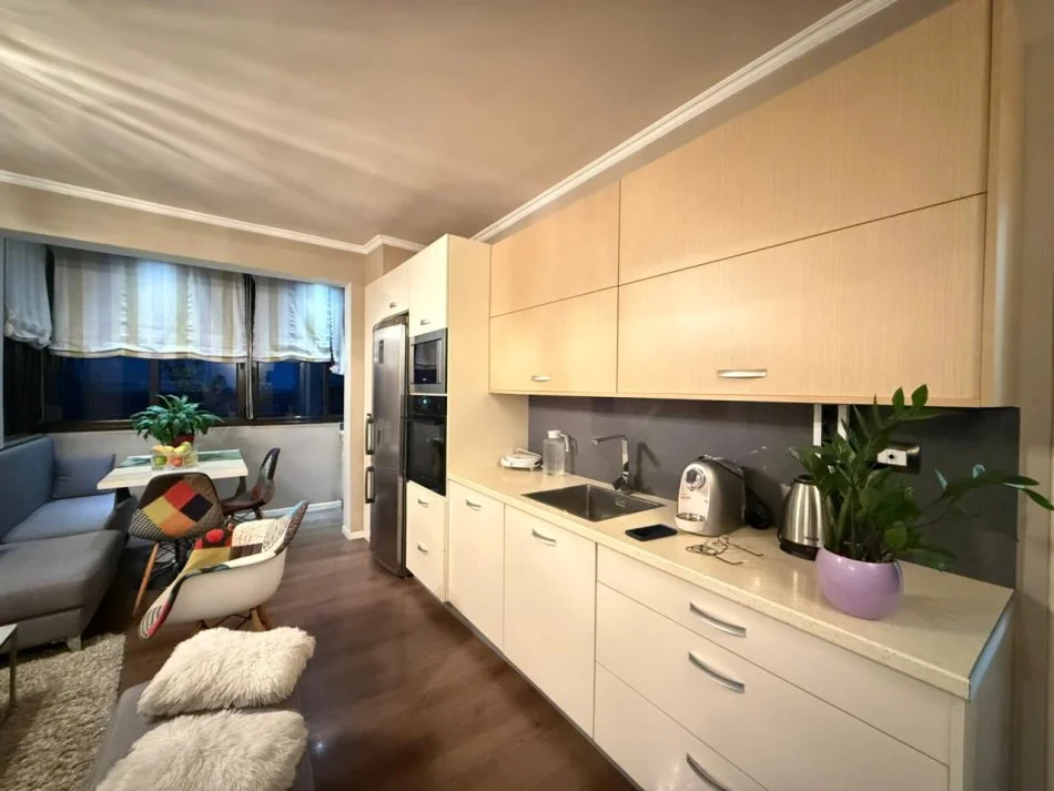 Tirane, shitet apartament 2+1+Ballkon Kati 8, 80 m² 168.000 € (Ish fusha e aviacionit)