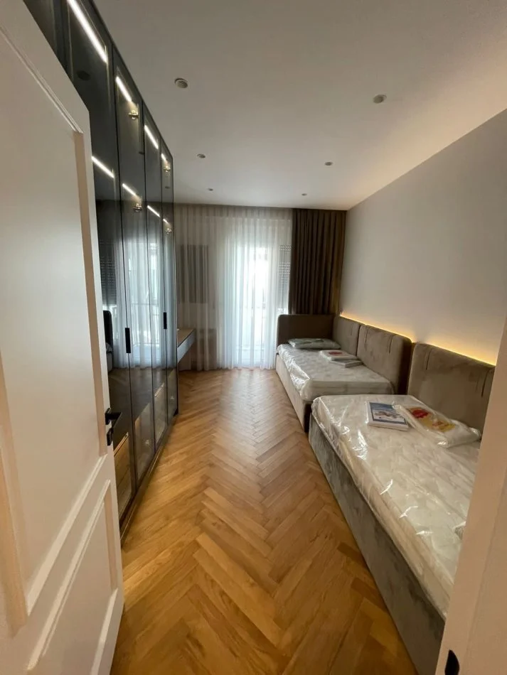 Tirane, shitet apartament 3+1+Aneks+Ballkon Kati 5, 150 m² (Rruga e Kosovareve)