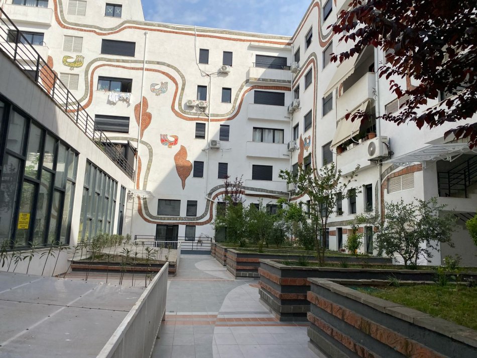 Tirane, jepet me qera apartament duplex 2+1+Aneks+Ballkon Kati 1, 140 m² 1.000 € (Kodra e Diellit 2)