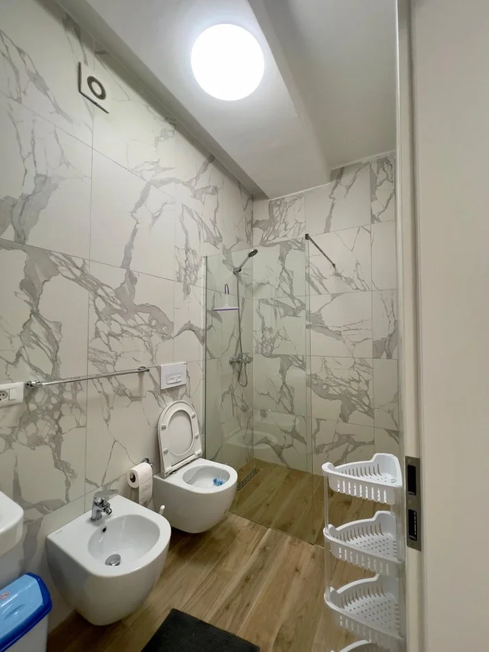 Tirane, jepet me qera apartament 2+1+Ballkon Kati 10, 100 m² 800 € (rruga frosina plaku)