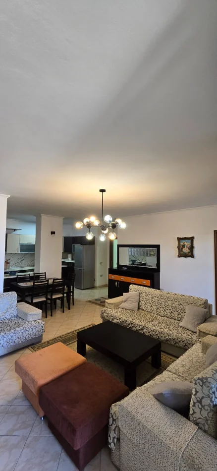 Tirane, jepet me qera apartament 3+1+Aneks+Ballkon Kati 3, 700 € (rruga e kavajes , 21 dhjetori)