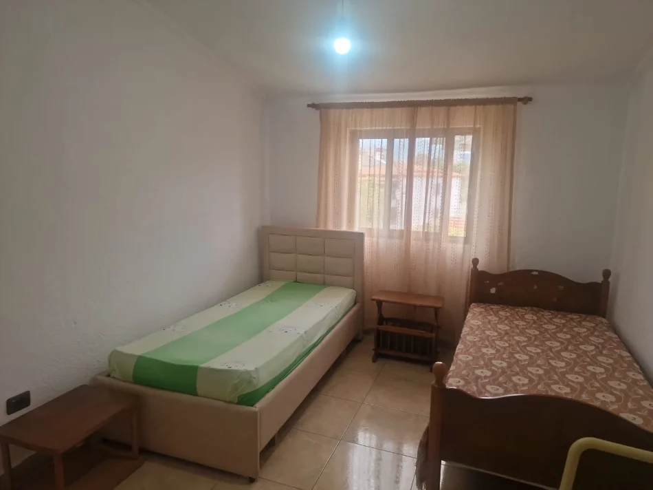 Tirane, jepet me qera apartament 2+1 Kati 4, 90 m² 90 € (Hotel Colosseu Rruga e Durrsit)