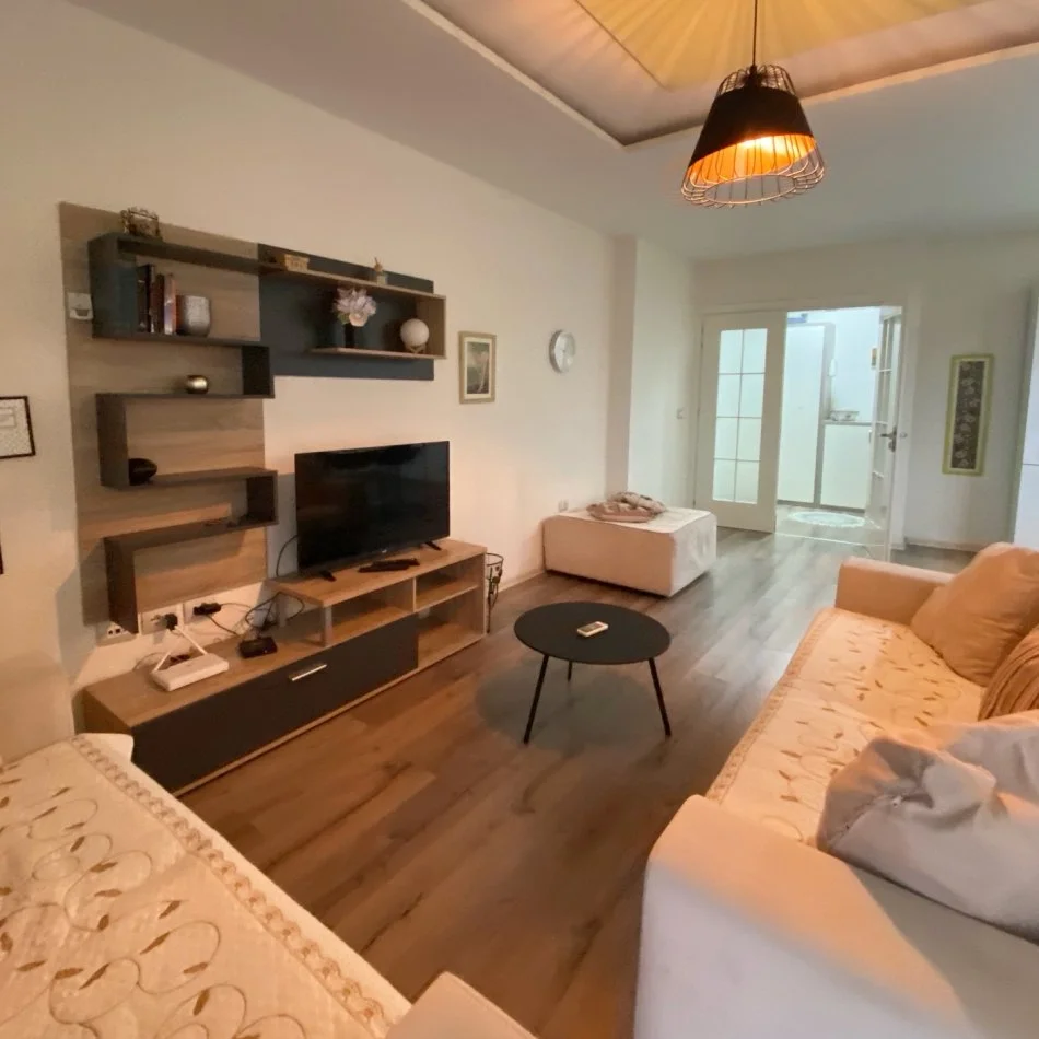 Tirane, jepet me qera apartament 3+1+Ballkon Kati 8, 140 m² 1000 € (ArTurbina)