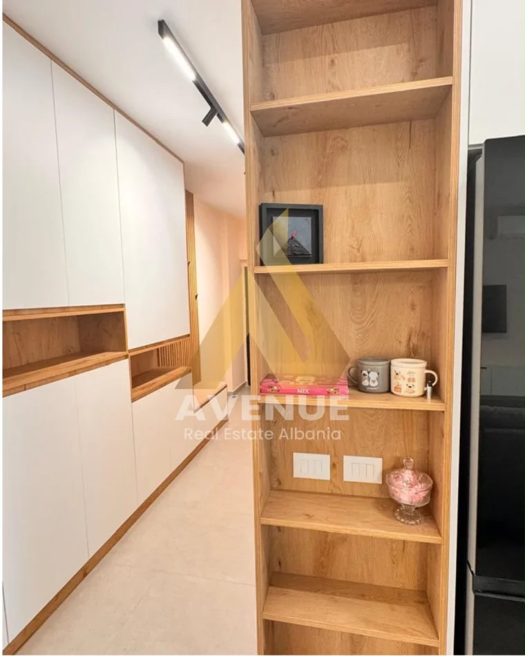 Tirane, jepet me qera apartament 1+1 , 750 € (Myslym Shyri)