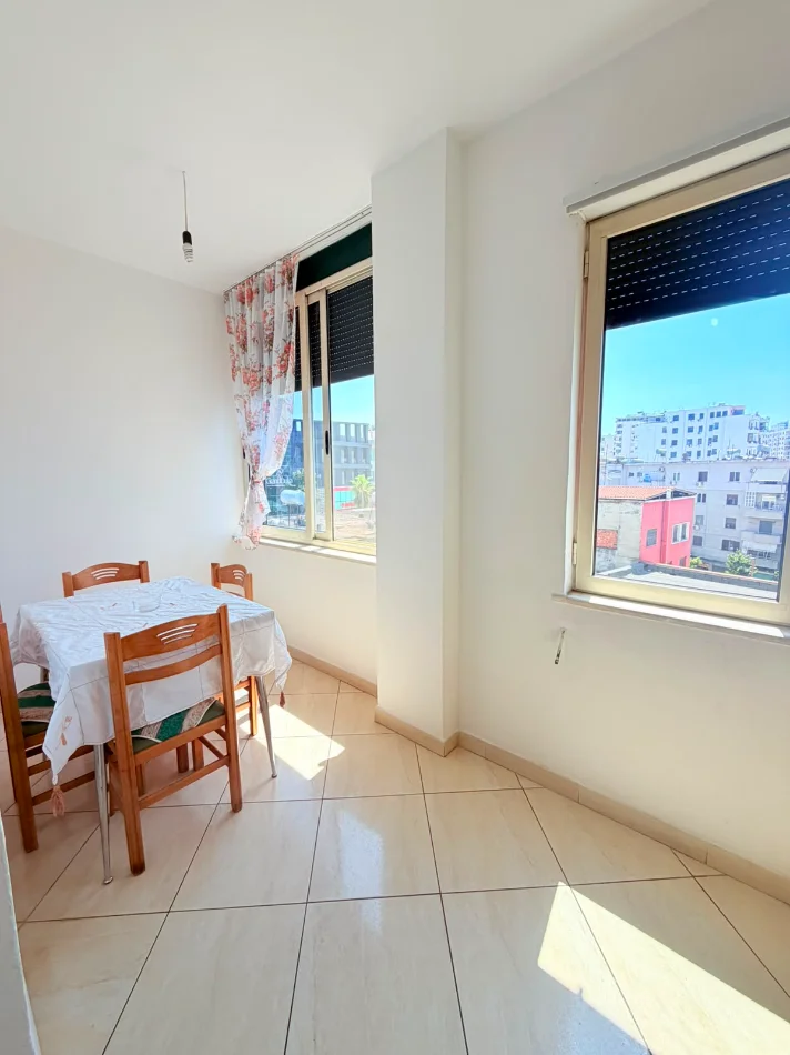 Durres, jepet me qera 3+1+Ballkon Kati 3, 160 m² 600 € (Rruga Egnatia,Durres)