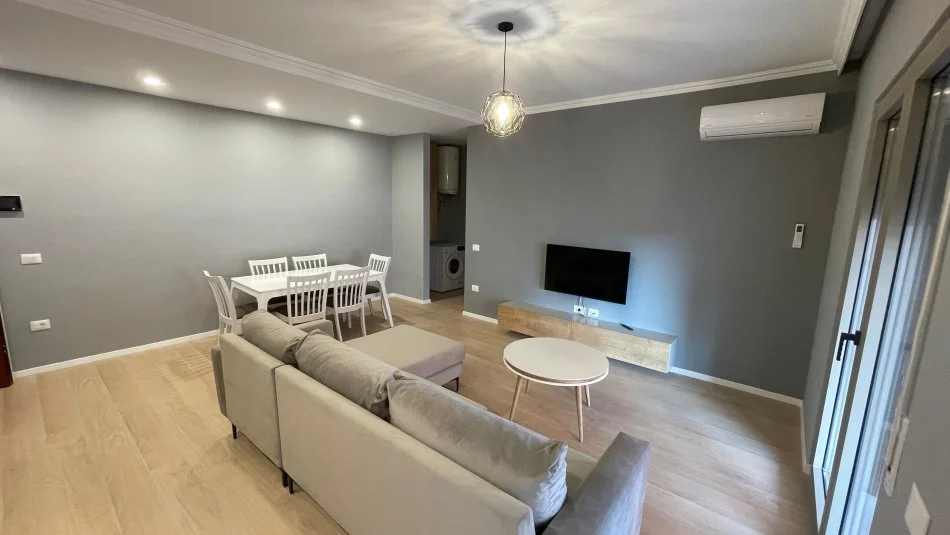 Tirane, jepet me qera apartament 1+1+Ballkon Kati 6, 74 m² 800 € (Kompleksi Delijorgji)