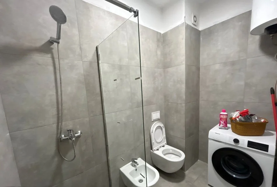 Tirane, jepet me qera apartament 2+1+Ballkon Kati 3, 80 m² 650 € (rruga 5 Maj)
