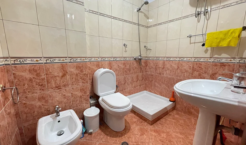 Tirane, jepet me qera apartament 2+1 Kati 1, 116 m² 700 € 