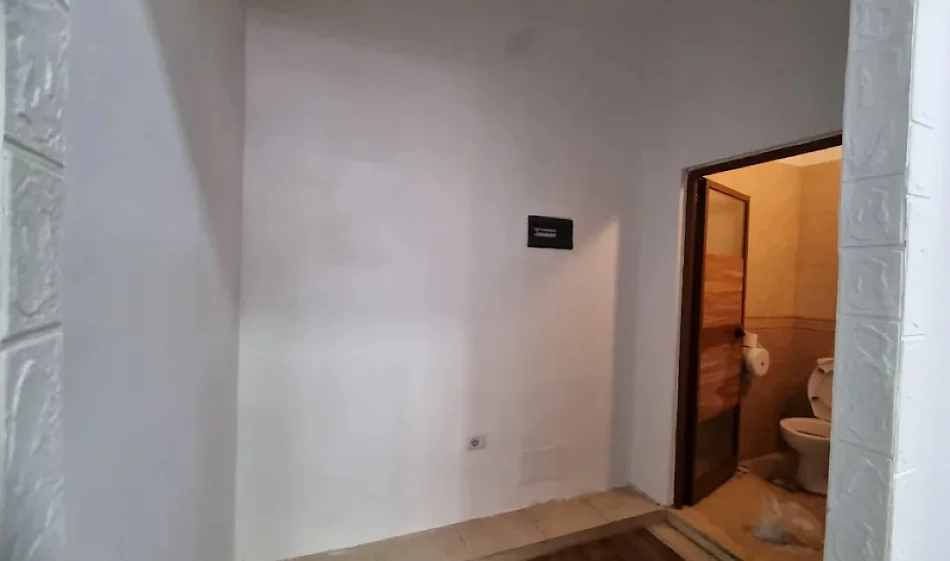 Tirane, jepet me qera zyre Kati 0, 50 m² 600 € 