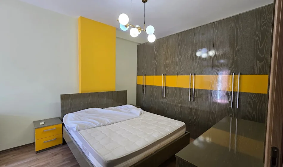 Tirane, jepet me qera apartament 2+1 Kati 2, 100 m² 700 € 