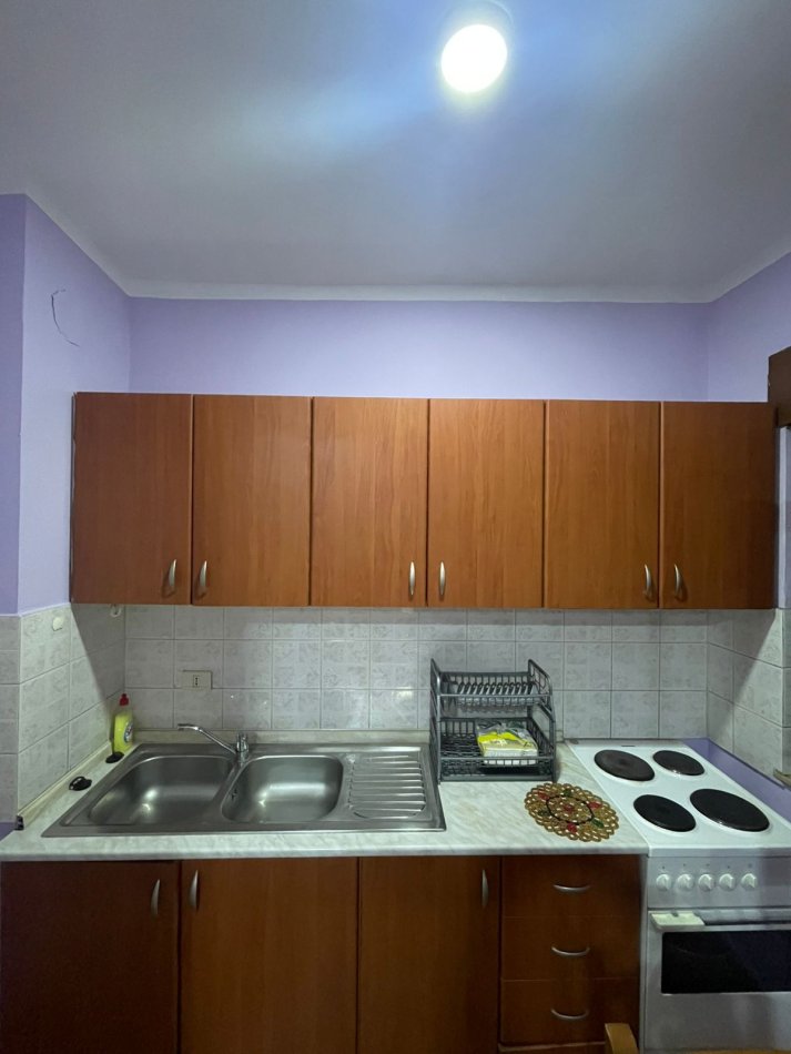 Tirane, jepet me qera apartament 1+1+Ballkon Kati 3, 65 m² 600 € (RRUGA E DURRESIT)