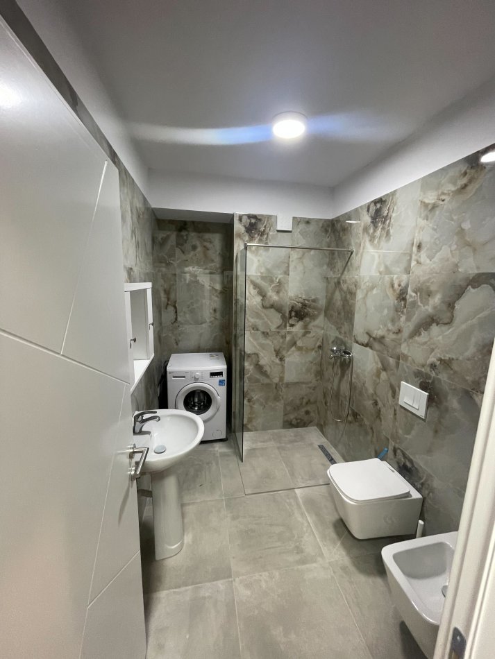 Tirane, jepet me qera garsonier 1+1 Kati 2, 49 m² 32000 Leke (Perballe TV Klan)