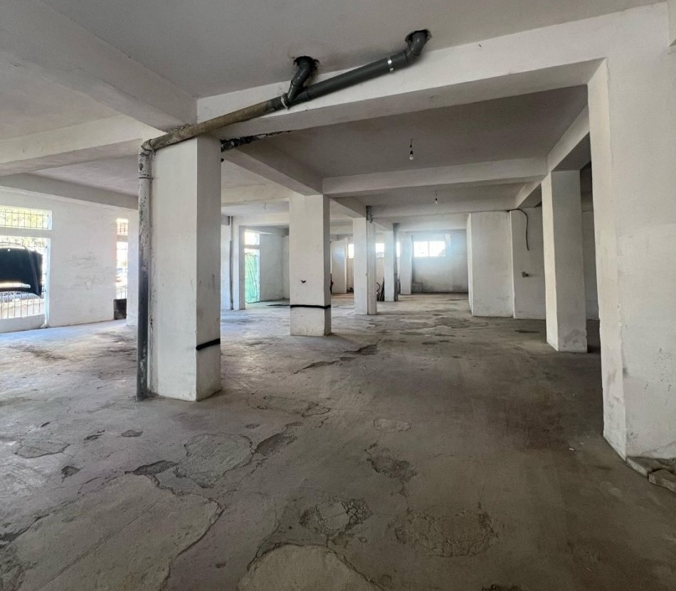 Tirane, jepet me qera ambjent biznesi Kati -1, 380 m² 800 € (Rruga e Thesarit, Fresku, Tiranë, TT 1959)