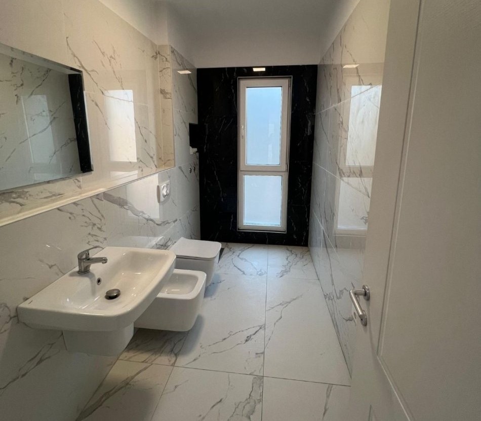 Tirane, jepet me qera ambjent biznesi Kati 2, 120 m² 2.300 € (Rruga e Elbasanit, Tiranë, TT 1953)