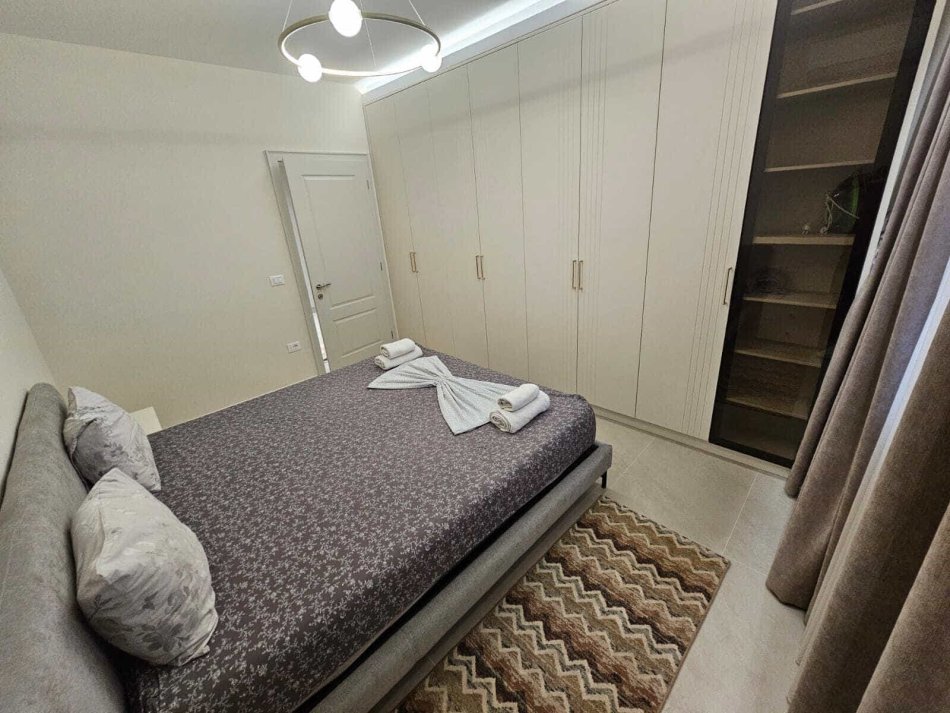 Tirane, jepet me qera apartament 2+1 Kati 3, 110 m² 1.300 € (Rruga e Kavajes)