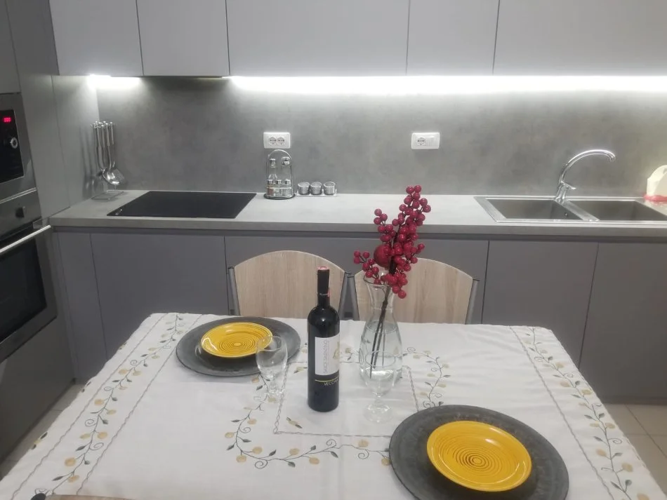 Tirane, jepet me qera apartament 1+1+Ballkon Kati 3, 68 m² 500 € (Rruga Peti)