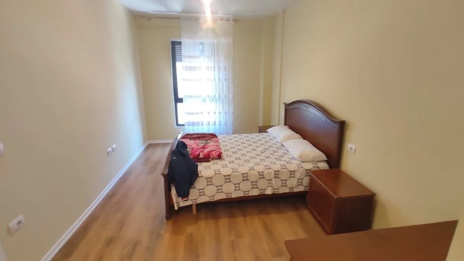 Tirane, jepet me qera apartament 2+1+Ballkon Kati 4, 110 m² 700 € (Porcelan, Kompleksi Erli)