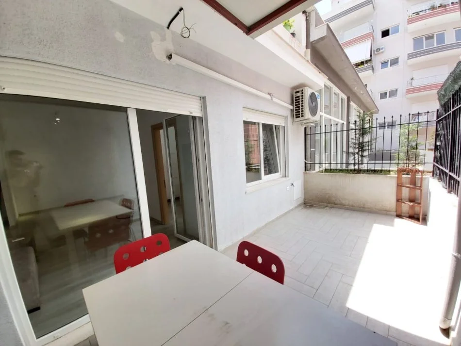 Jepet me qera 1+1 tek Kopshti Botanik ne Pallat te Ri me Ashensor | Mobilim dhe Investim i Ri | Parket