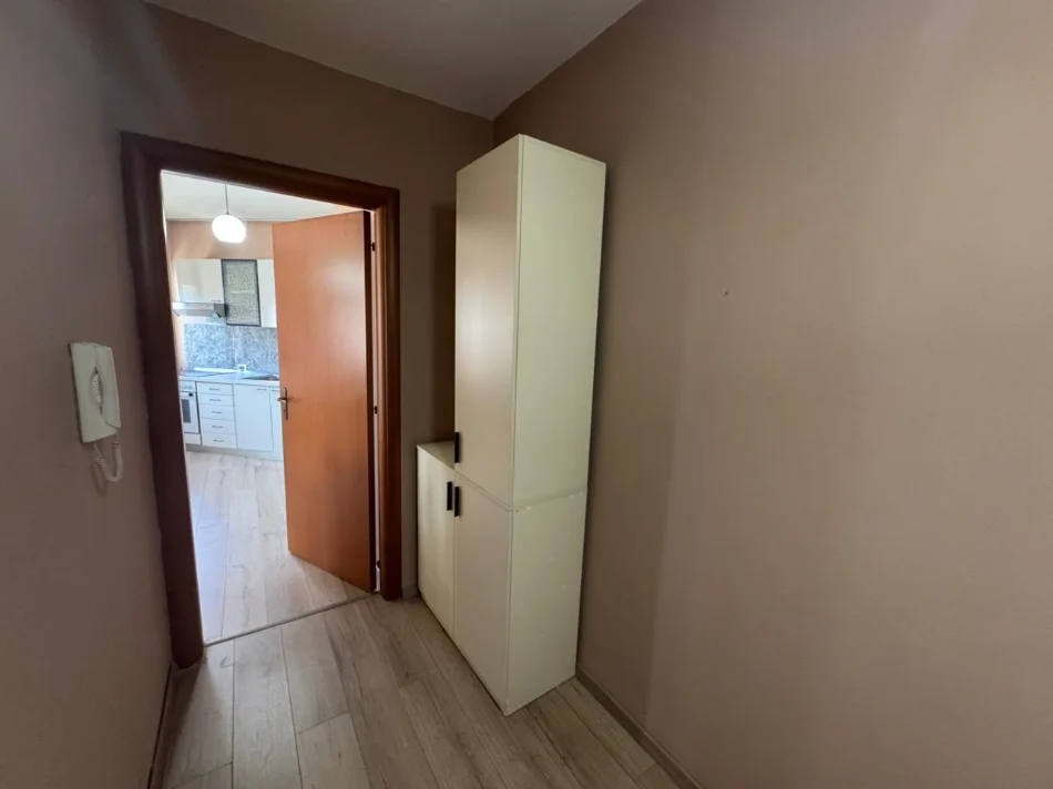 Tirane, jepet me qera apartament 1+1+Ballkon Kati 4, 65 m² 500 € (pranë SPAK / Stacioni i Trenit)