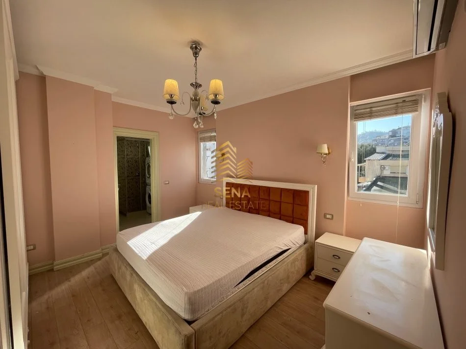 Tirane, jepet me qera apartament 3+1+Ballkon Kati 5, 126 m² 900 € (Liqeni i Thate)