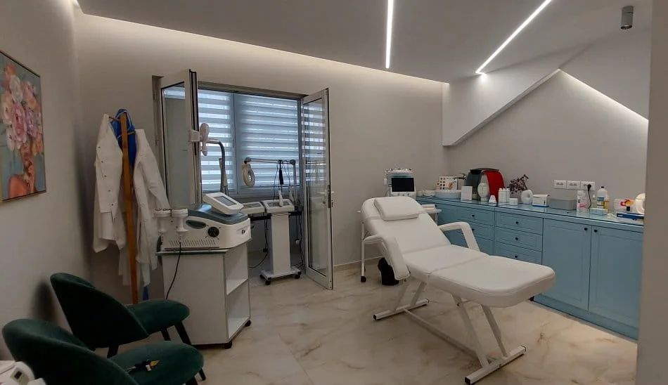 Tirane, jepet me qera ambjent biznesi Kati 0, 70 m² 1.900 € (rruga Fortuzi)