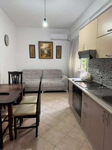 Tirane, jepet me qera apartament 1+1+Aneks+Ballkon Kati 2, 55 m² 500 € (komuna e parisit)