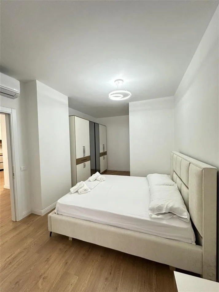 Tirane, jepet me qera apartament 2+1+Ballkon Kati 1, 100 m² 730 € (rruga e dibres)