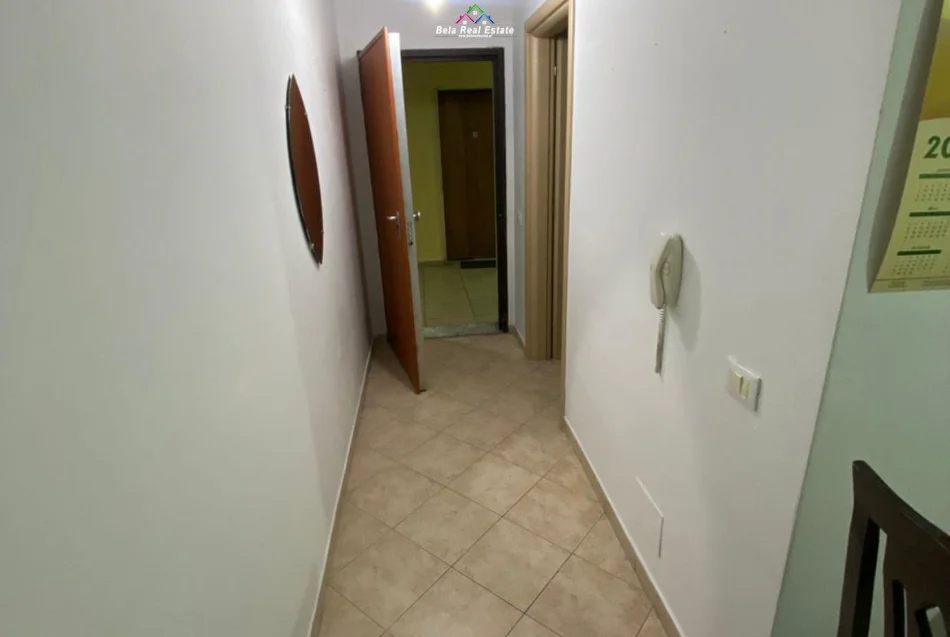 Tirane, jepet me qera apartament 1+1+Ballkon Kati 5, 55 m² 550 € (komuna e parisit)