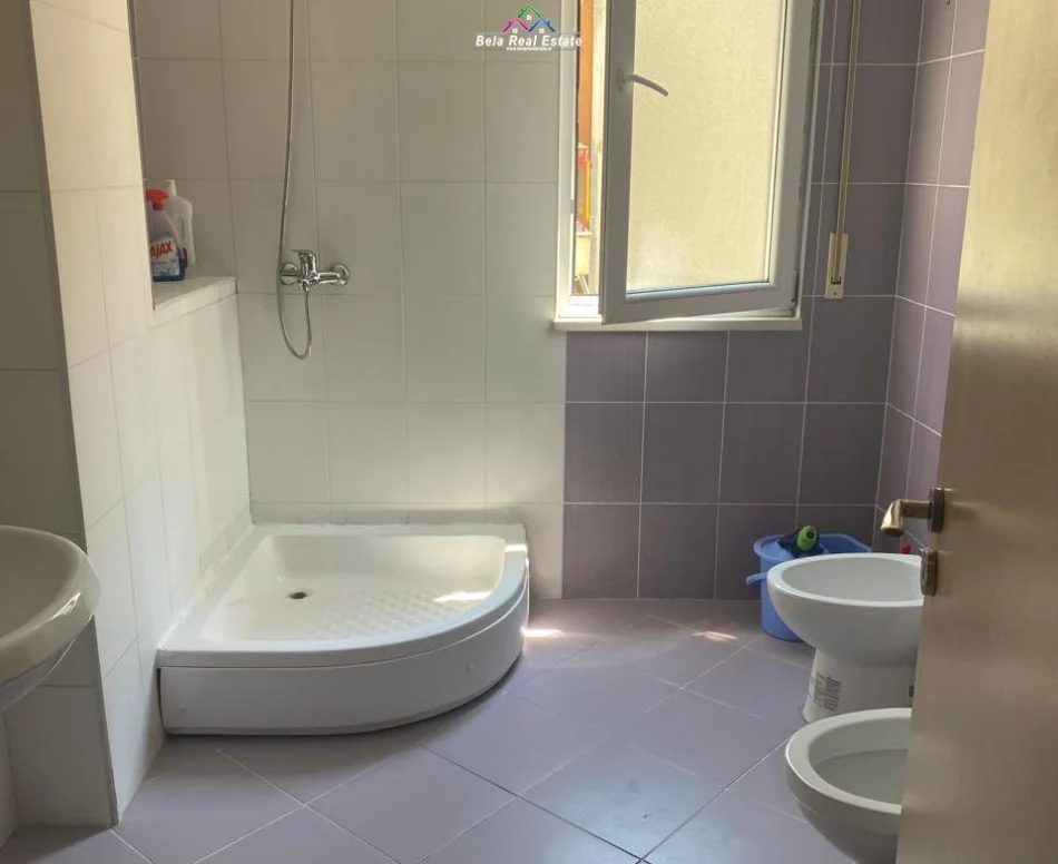 Tirane, jepet me qera apartament 2+1 Kati 4, 85 m² 570 € (KODRA E DIELLIT)