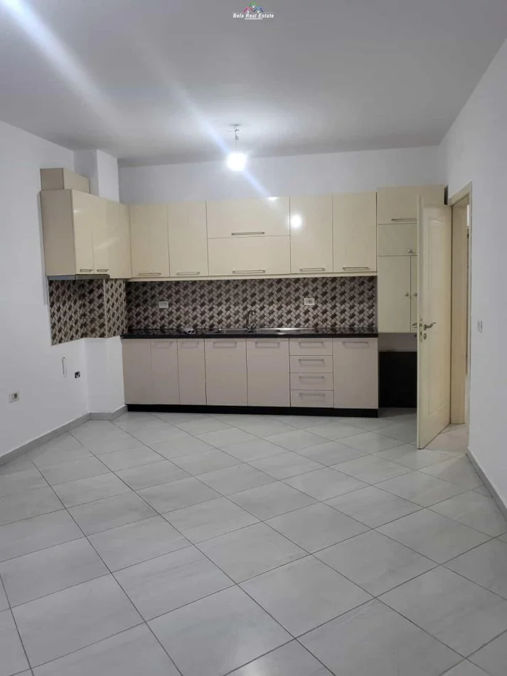 Tirane, jepet me qera zyre Kati 2, 90 m² 550 € (don bosko)
