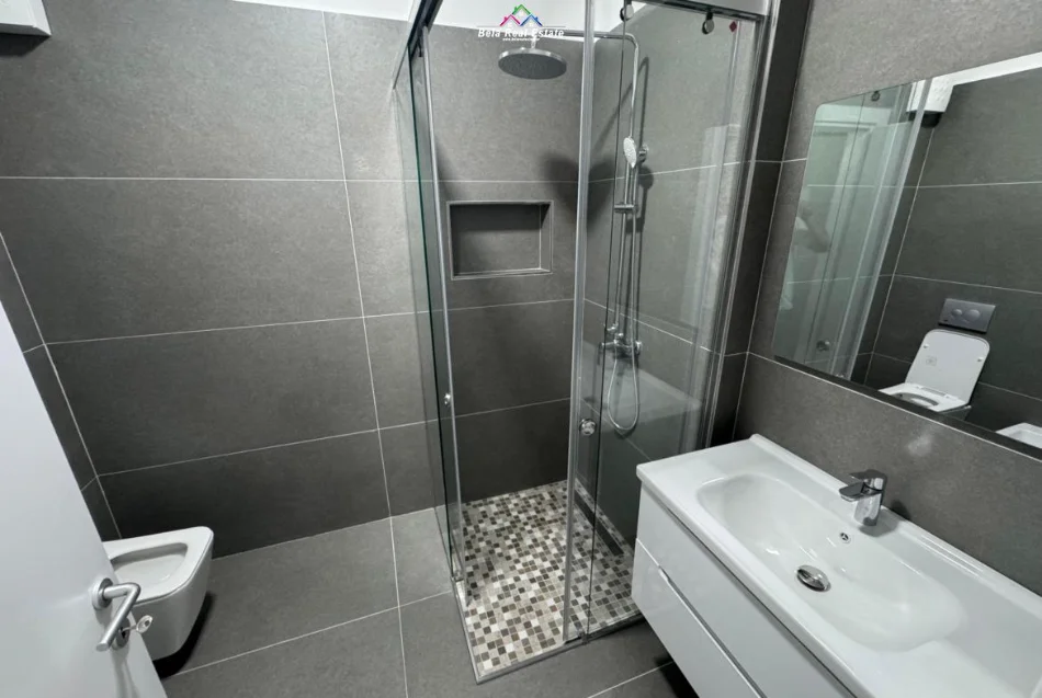 Tirane, jepet me qera apartament 1+1+Ballkon , 70 m² 580 € (golden park)