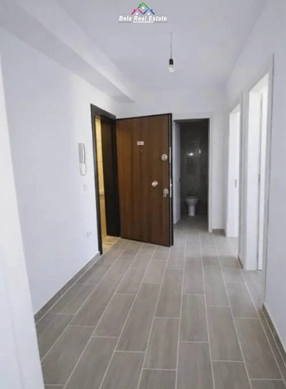 Tirane, jepet me qera zyre Kati 2, 94 m² 430 € (5 maji)