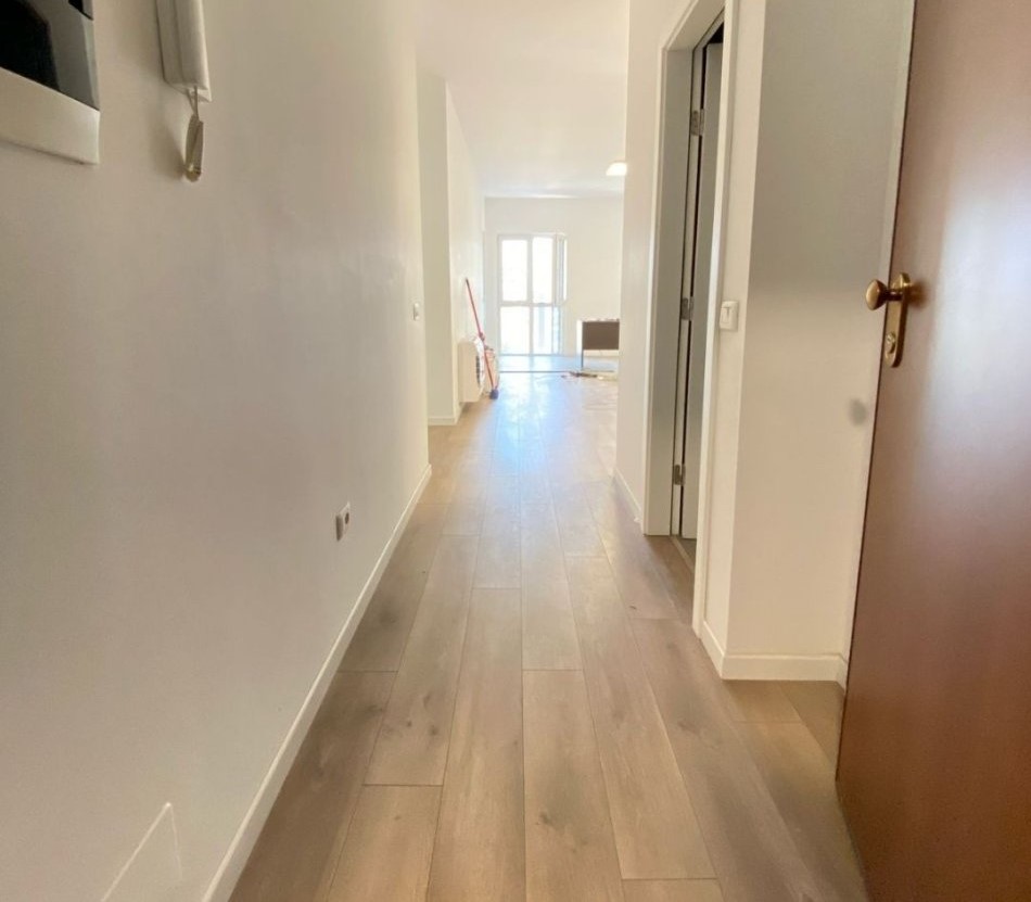 Tirane, jepet me qera ambjent biznesi Kati 6, 100 m² 600 € (RRuga 5 Maji, Emerald Center, TT 1871)