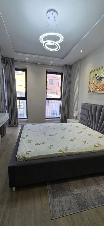 Tirane, jepet me qera apartament 1+1 , 65 m² 850 € (Komuna e Parisit)