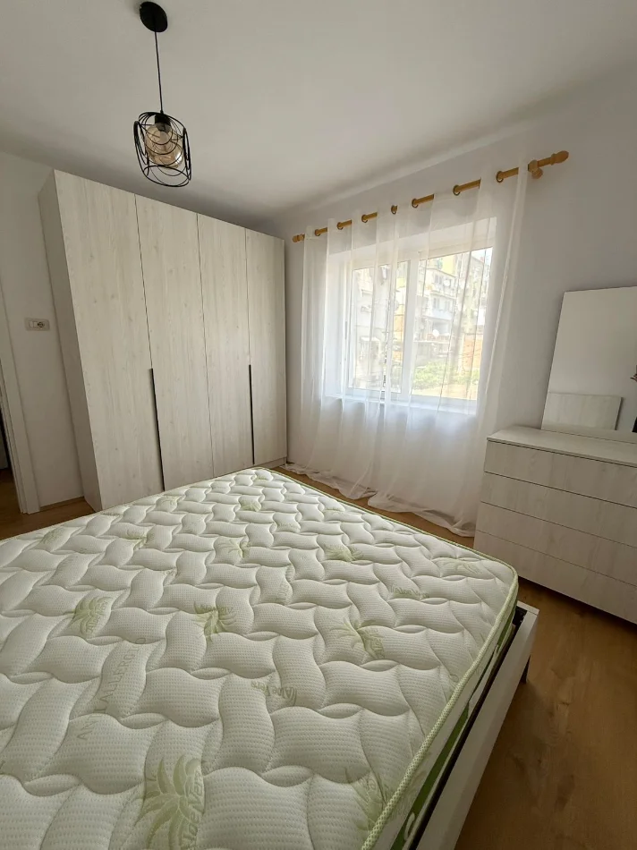 Tirane, jepet me qera apartament 1+1+Ballkon Kati 2, 60 m² 520 € (rruga bardhyl)