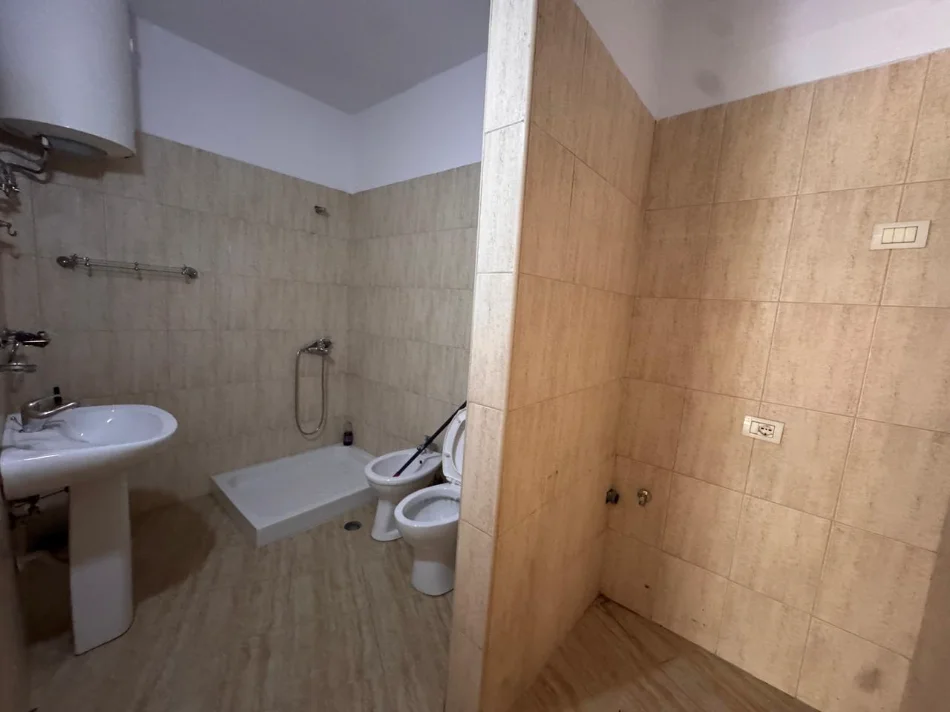 Tirane, jepet me qera zyre Kati 2, 65 m² 470 € (KODRA E DIELLIT)