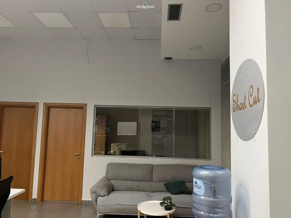 Tirane, jepet me qera zyre Kati 2, 140 m² 120.000 leke te reja (komuna e parisit)