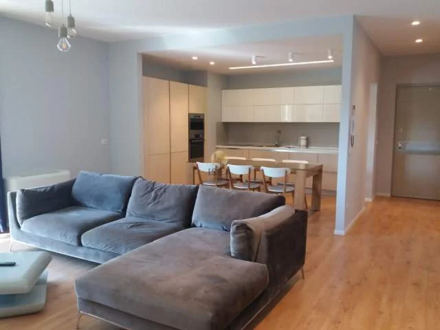 Tirane, jepet me qera apartament 2+1+A+BLK Kati 13, 120 m² 2.000 Euro (Stadiumi “Air Albania” tek Amabsador 3)